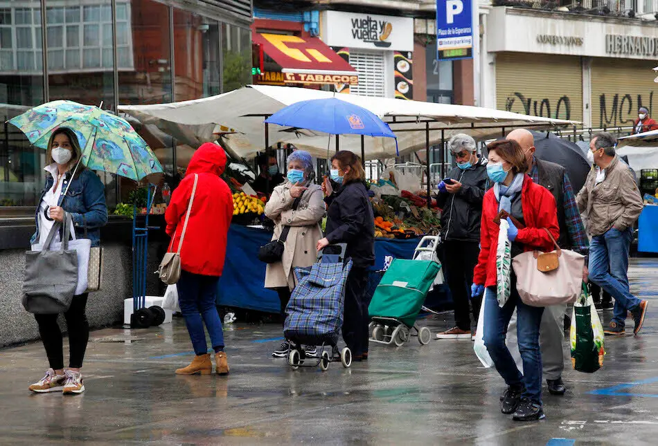 Varias personas en las afueras del Mercado de la Esperanza, Santander. / J.R.