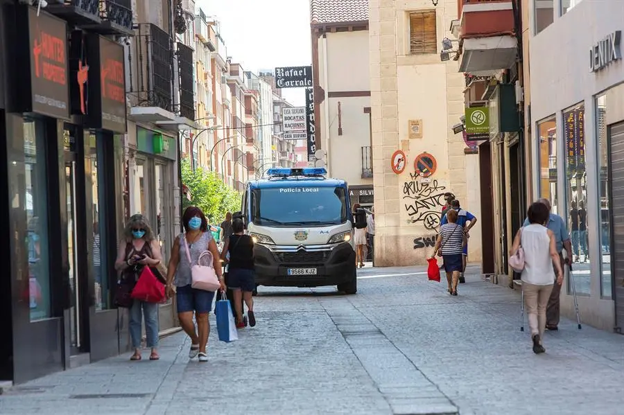 Calles del centro de Aranda del Duero pr&aacute;cticamente vac&iacute;as, este viernes. La situaci&oacute;n de contagios en Aranda de Duero (Burgos), de 32.000 habitantes y que desde este ma&ntilde;ana est&aacute; aislada, no para de crecer y sus tres zonas b&aacute;sicas de salud contabilizaron este viernes un total de 271 casos positivos, que son 43 m&aacute;s que este pasado jueves. EFE/ Paco Santamaria