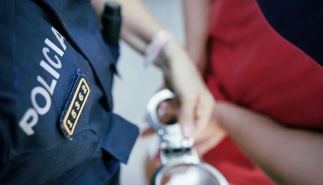 detenido esposas