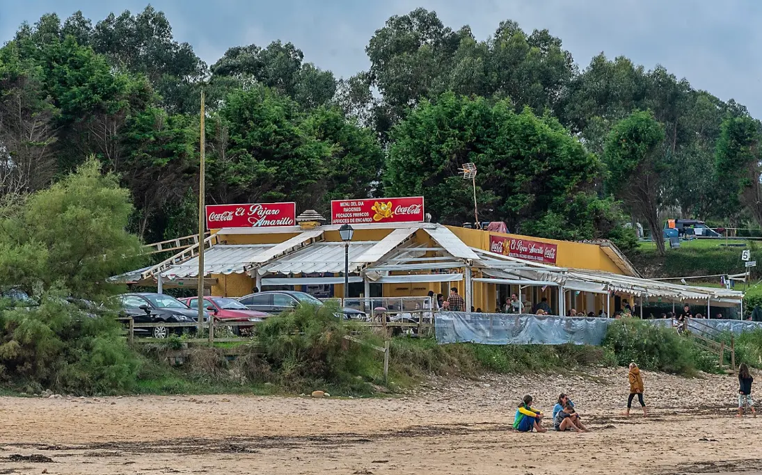 El restaurante 'El p&aacute;jaro amarillo', ubicado en la playa de Oyambre.