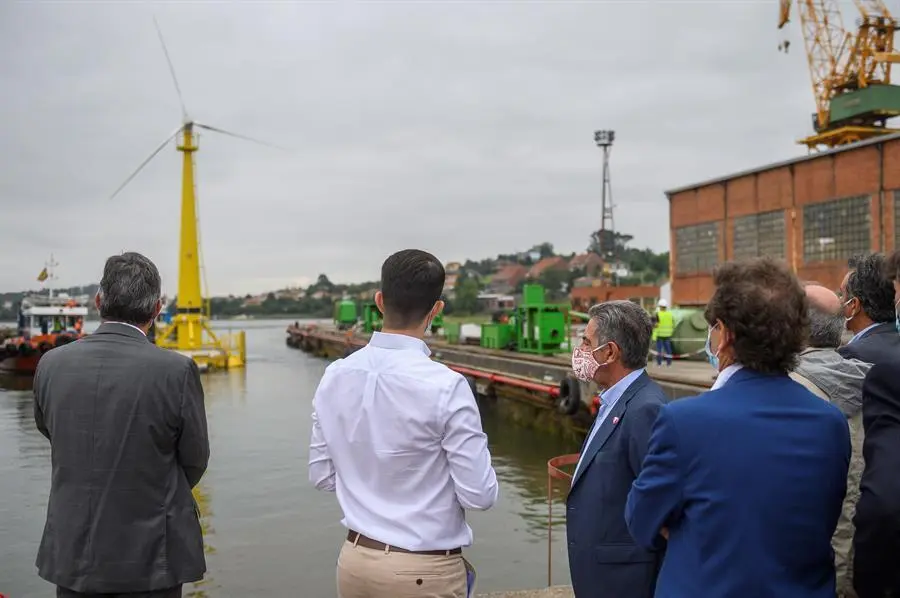 El presidente de Cantabria, Miguel &Aacute;ngel Revilla durante la botadura de la boya experimental de la empresa Saitec este lunes en la localidad c&aacute;ntabra de El Astillero. La empresa Saitec ha instalado en aguas abiertas, concretamente en el Abra del Sardinero por sus condiciones protegidas de oleaje, una plataforma flotante que ha desarrollado a escala reducida, lo que supone un "hito" al ser el primer prototipo de esta empresa instalado en el mar que servir&aacute; para generar energ&iacute;a renovable a trav&eacute;s de una boya e&oacute;lica marina. EFE/ Pedro Puente Hoyos