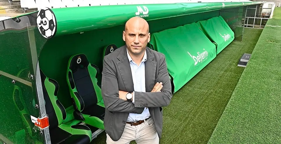 Javi Rozada, en el que ser&aacute; su banquillo a partir de la pr&oacute;xima temporada. / Hardy