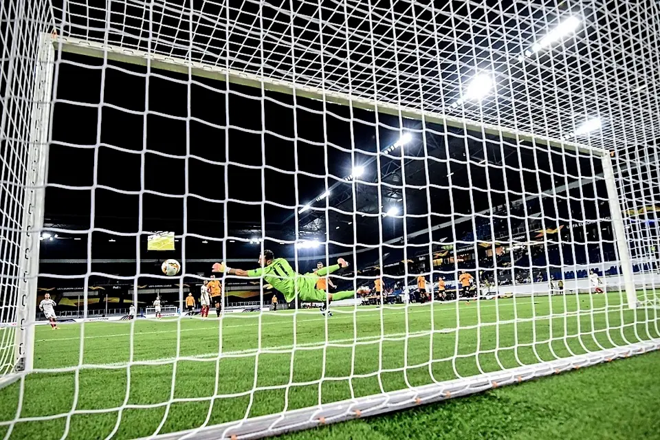 Yassine Bono se convirti&oacute; en protagonista al detener el penalti lanzado por Ra&uacute;l Jim&eacute;nez en el minuto 13, despu&eacute;s de una falta clara de Diego Carlos sobre Adama Traor&eacute;. / EFE