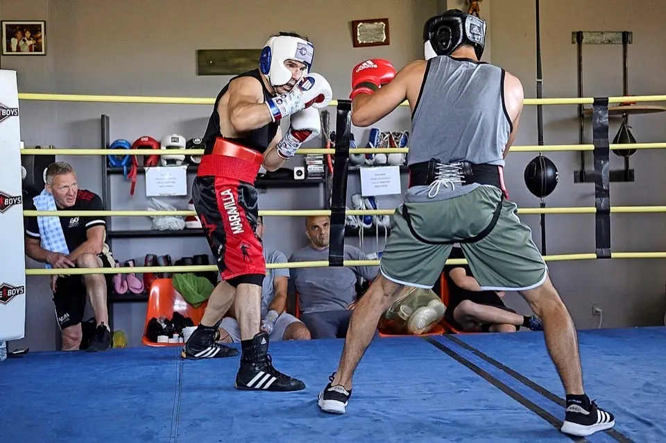 GRAF9245. TORRELAVEGA, 06/08/2020.-El boxeador argentino Sergio Maravilla Mart&iacute;nez (i), que ha estado seis a&ntilde;os apartado de los cuadril&aacute;teros, prepara estos d&iacute;as su vuelta al ring para el pr&oacute;ximo 21 de agosto en Torrelavega (Cantabria), adonde ya ha trasladado su campo de entrenamiento. Mart&iacute;nez, con un r&eacute;cord profesional de 51 victorias -28 KO-, y dos derrotas, se enfrentar&aacute; al espa&ntilde;ol Jos&eacute; Miguel El Traumat&oacute;logo Fandi&ntilde;o. La contienda est&aacute; pactada a diez asaltos y en la categor&iacute;a de peso medio. El p&uacute;gil, de 45 a&ntilde;os, se encuentra ya en la ciudad c&aacute;ntabra entrenando con su preparador Tin&iacute;n Rodr&iacute;guez en el gimnasio Kronk, centro de operaciones del boxeador espa&ntilde;ol Sergio Garc&iacute;a, actual Campe&oacute;n de Europa del peso W&eacute;lter.-EFE/Pedro Puente Hoyos