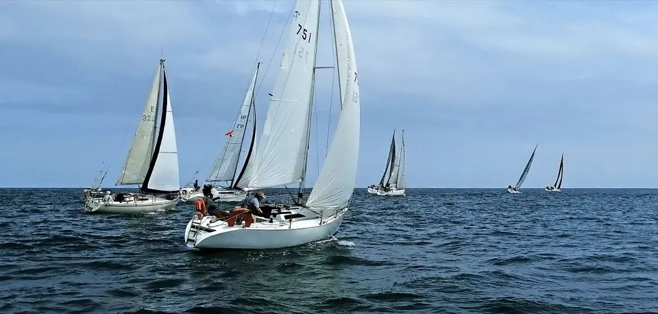 Las tripulaciones, en plena regata. / FCV