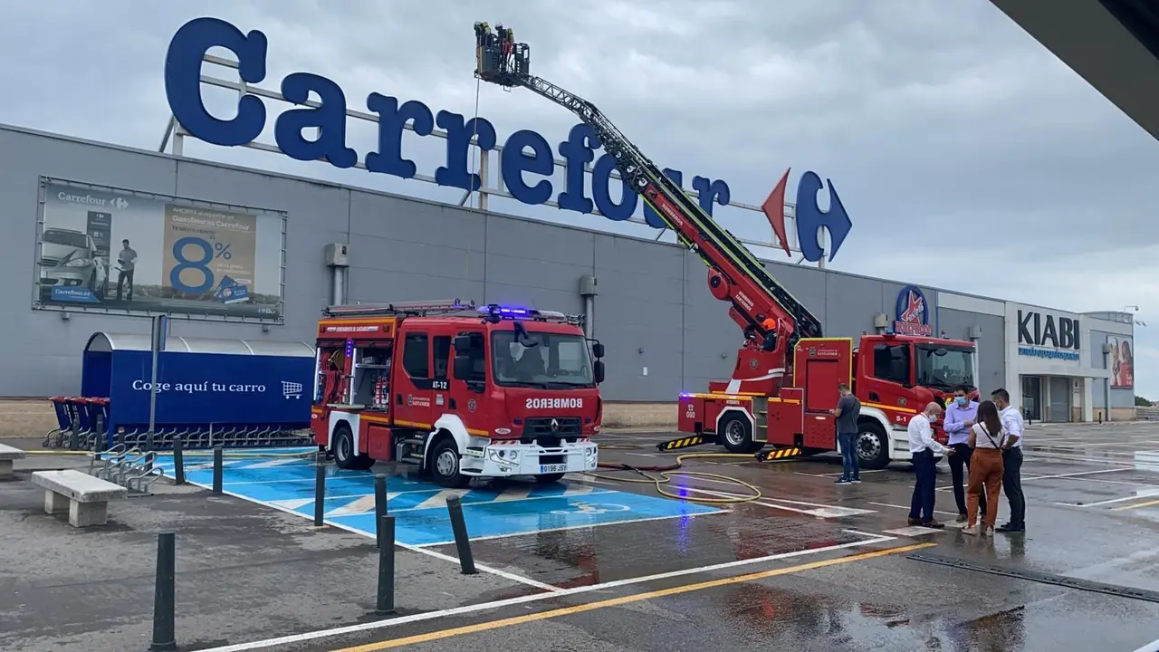 Los operarios del servicio de Bomberos de Santander realizando las tareas de extinci&oacute;n. / HARDY