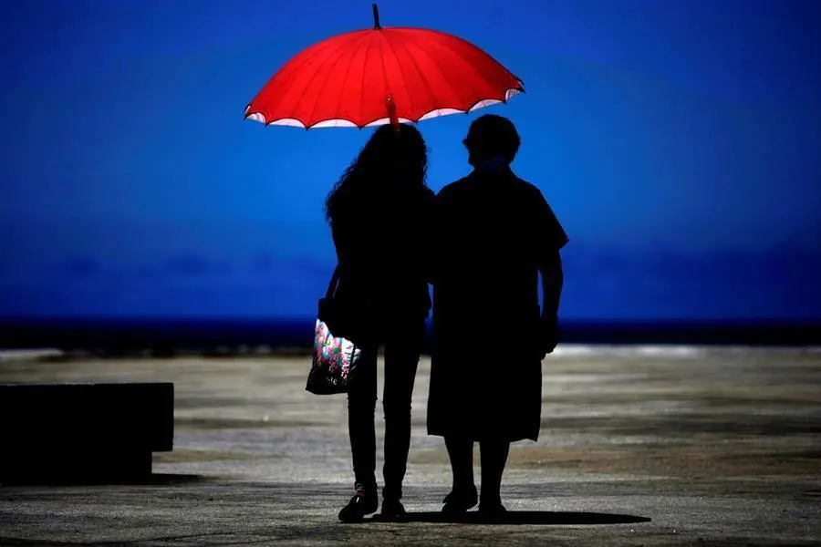 Dos mujeres caminan este viernes por el paseo mar&iacute;timo de A Coru&ntilde;a, en una jornada en la que la Xunta ha informado de que la ciudad y los municipios colindantes ser&aacute;n sometidos a partir de ma&ntilde;ana s&aacute;bado a medidas restrictivas para tratar de frenar la propagaci&oacute;n del coronavirus, como limitar al 50 % el aforo en locales p&uacute;blicos, restringir a un m&aacute;ximo de diez personas las reuniones familiares con no convivientes o prohibir las verbenas y fiestas, entre otras disposiciones. EFE/ Cabalar
