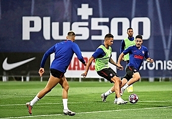 Los jugadores del Atl&eacute;tico de Madrid, durante el entrenamiento en el Benfica Campus en Seixal. / EFE