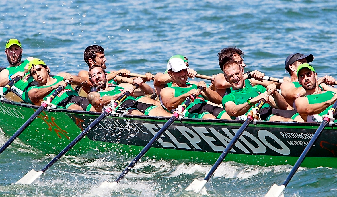Pedro Gabancho, segundo empezando por la derecha, con gesto de esfuerzo en plena regata al frente de la &lsquo;Virgen del Carmen&rsquo; de la que es entrenador. / alerta