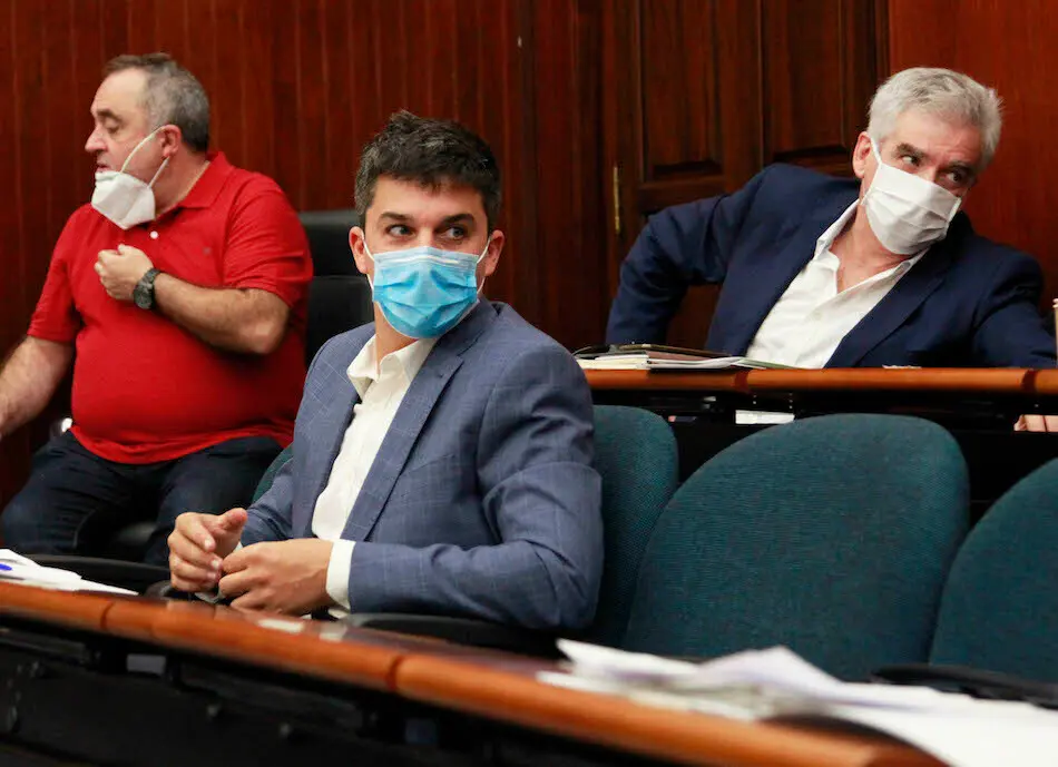 El portavoz regionalista en el Ayuntamiento de Santander, Jos&eacute; Mar&iacute;a Fuentes Pila durante un pleno del Ayuntamiento de Santander. / J.R.