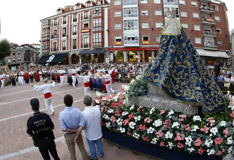 La celebraci&oacute;n de La patrona de 2019, justo despu&eacute;s de salir de la misa. / S.D.