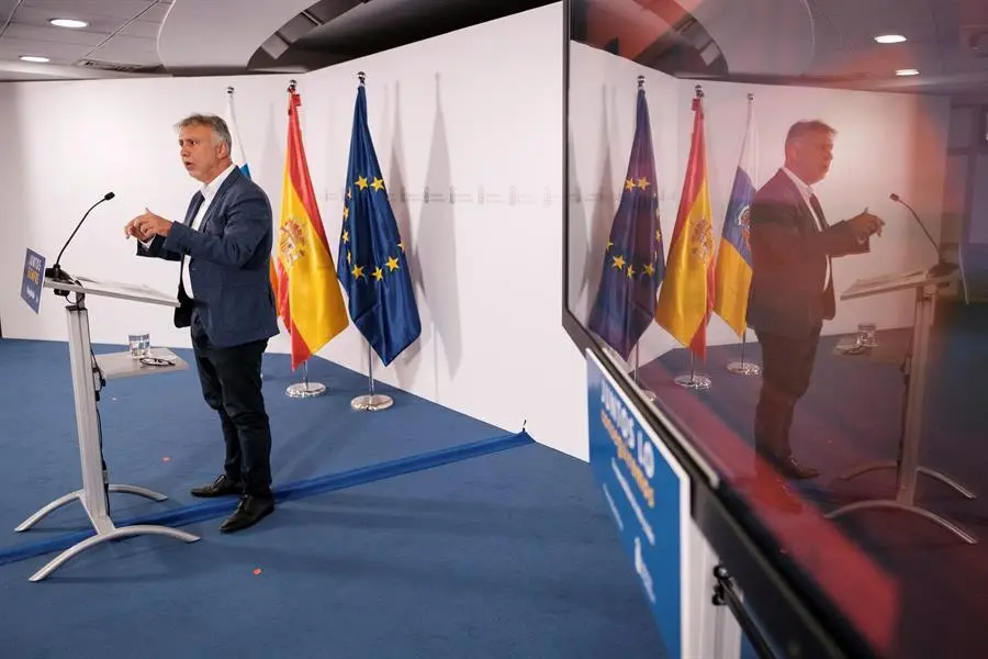 El presidente de Canarias, &Aacute;ngel V&iacute;ctor Torres, ha anunciado este jueves medidas m&aacute;s restrictivas para tratar de frenar los brotes de coronavirus que se est&aacute;n produciendo en las islas y ha lanzado una advertencia dirigida "con dureza" a los j&oacute;venes: no son invulnerables y pueden contagiar. EFE/&Aacute;ngel Medina G.