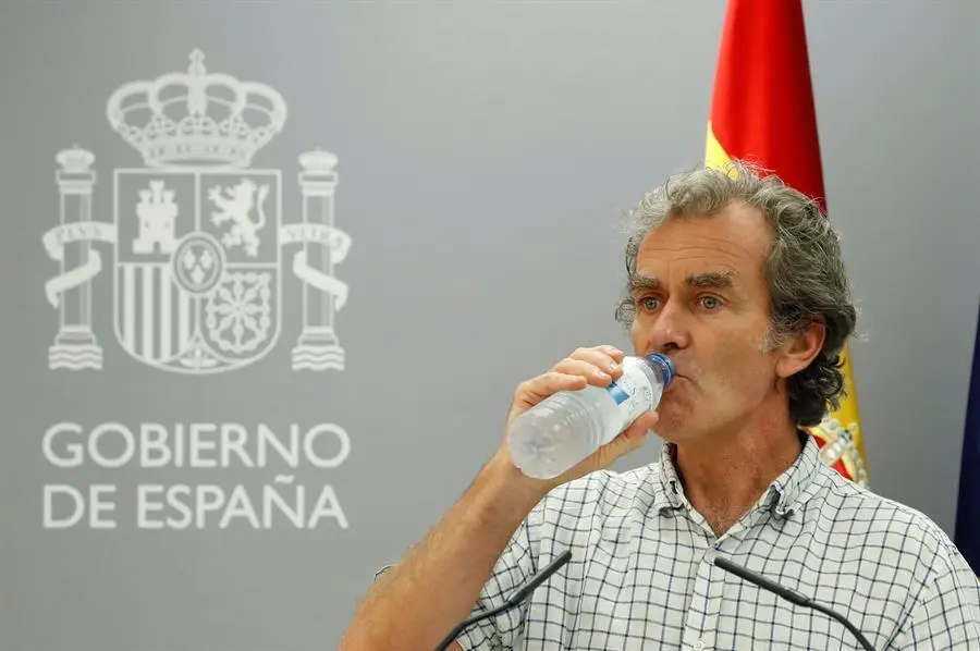 El doctor Fernando Sim&oacute;n comparece este jueves para explicar la evoluci&oacute;n de la pandemia, que ha superado la barrera de los 1.500 nuevos contagios en las &uacute;ltimas 24 horas y que las comunidades aut&oacute;nomas buscan combatir desde distintos frentes: de las pruebas masivas, a los controles domiciliarios y, en el caso de Galicia, hasta prohibir fumar en la calle si no hay distancia. EFE/ J.J. Guill&eacute;n