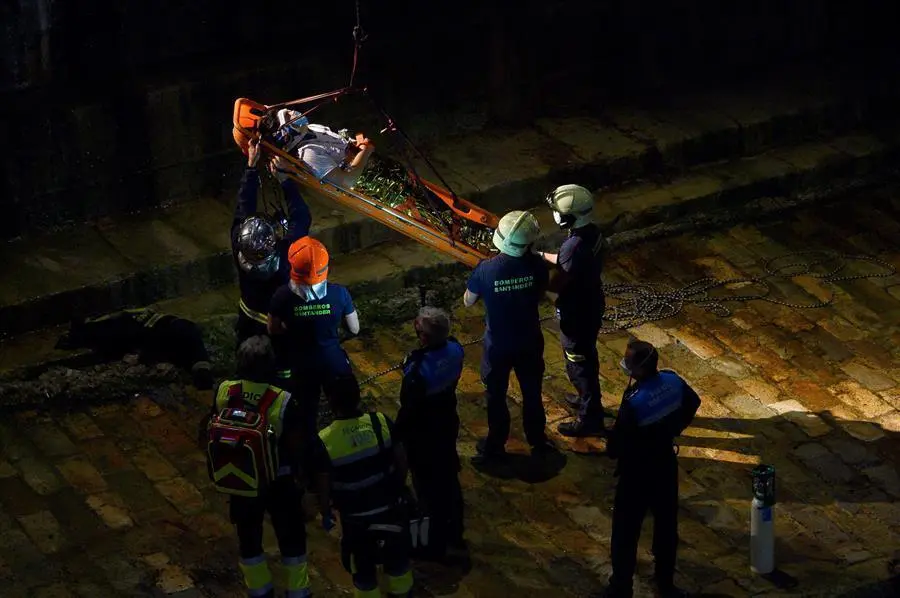 Los bomberos de Santander han rescatado a un hombre que se cay&oacute; al dique de Gamazo de la capital c&aacute;ntabra y que ha resultado herido, y para ello han tenido que realizar una compleja intervenci&oacute;n en la que han empleado una gr&uacute;a pluma. EFE/Pedro Puente