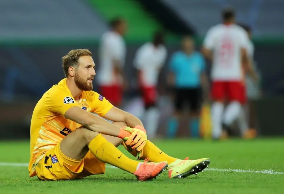 El portero del Atl&eacute;tico, Jan Oblak, abatido tras encajar el segundo tanto del Leipzig. / EFE
