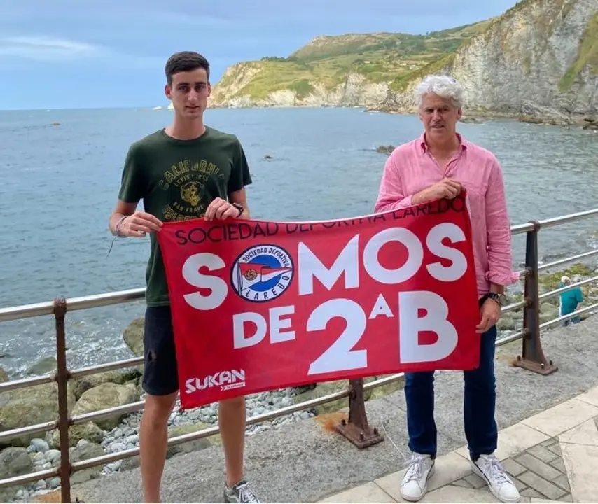 &Aacute;varo Garc&iacute;a y Manu Valle en el T&uacute;nel (Playa Soledad) de Laredo. / Alerta