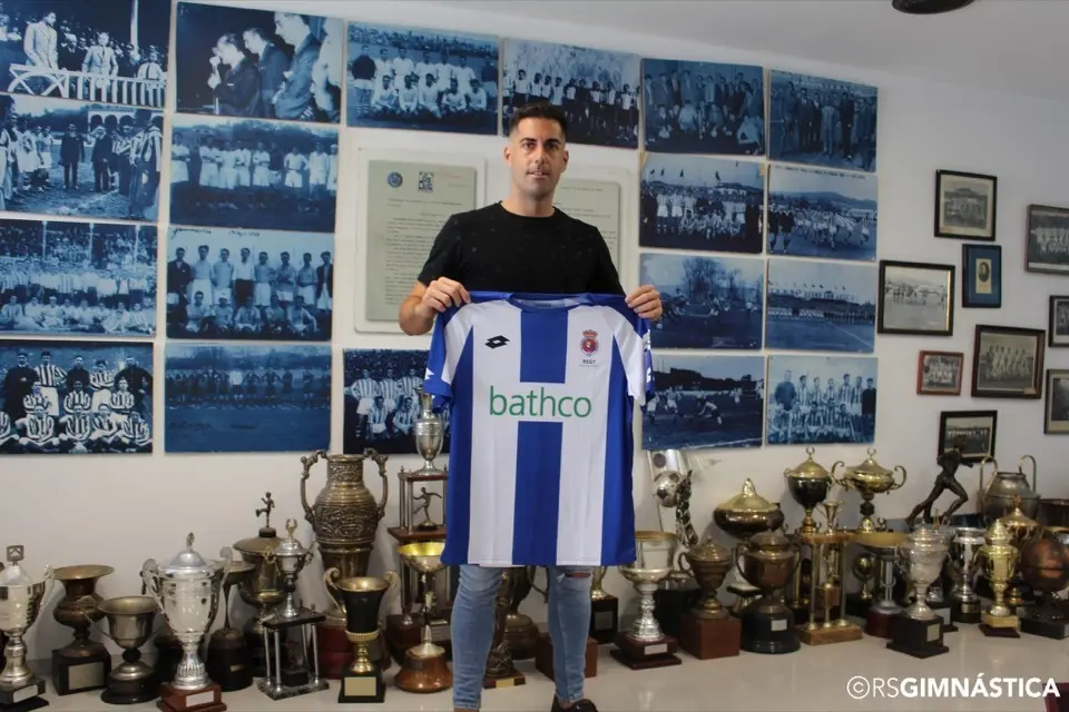 Nacho Mart&iacute;nez posa con la camiseta de la Gimn&aacute;stica. / Alerta
