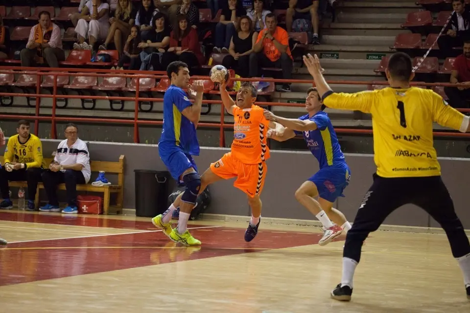 El jugador del BM Torrelavega Genio Gonz&aacute;lez durante un encuentro la pasada temporada. / sa&uacute;l Ceballos