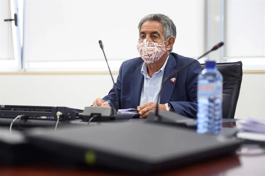 El presidente del Gobierno de Cantabria, Miguel &Aacute;ngel Revilla, al comienzo de la reuni&oacute;n del grupo de trabajo para la elaboraci&oacute;n de proyectos que la Comunidad Aut&oacute;noma presentar&aacute; al fondo de reconstrucci&oacute;n.EFE/Pedro Puente Hoyos