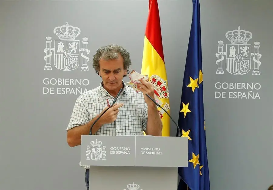 El doctor Fernando Sim&oacute;n comparece este jueves para explicar la evoluci&oacute;n de la pandemia, que ha superado la barrera de los 1.500 nuevos contagios en las &uacute;ltimas 24 horas y que las comunidades aut&oacute;nomas buscan combatir desde distintos frentes: de las pruebas masivas, a los controles domiciliarios y, en el caso de Galicia, hasta prohibir fumar en la calle si no hay distancia. EFE/ J.J. Guill&eacute;n