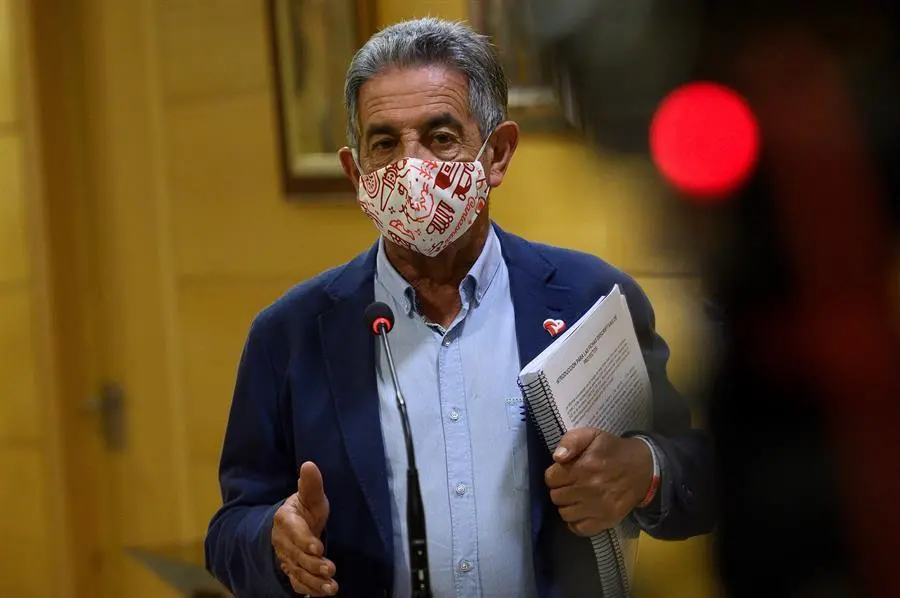 El presidente c&aacute;ntabro y l&iacute;der regionalista, Miguel &Aacute;ngel Revilla, ve "inasumible", por lo que ha avanzado que ning&uacute;n ayuntamiento de su partido "va a entregar ese dinero" acogi&eacute;ndose a esta propuesta. EFE/ Pedro Puente Hoyos
