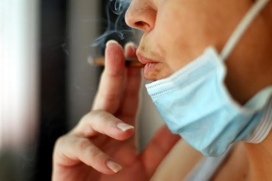 Una mujer fuma hoy en una calle de Madrid. La mayor&iacute;a de las comunidades estudian prohibir fumar en calles y terrazas si no se cumple la distancia f&iacute;sica de seguridad, como han hecho Galicia y Canarias, una media "a favor de la salud p&uacute;blica" que aplauden los expertos para contribuir a frenar la expansi&oacute;n del coronavirus. EFE/Mariscal