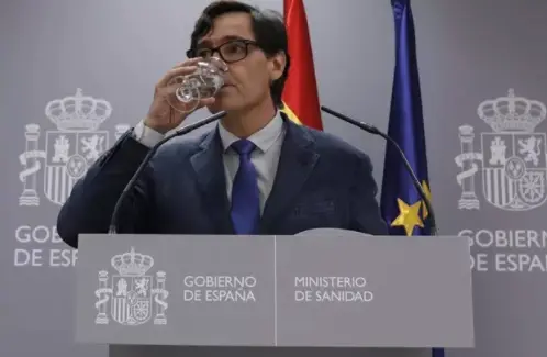 El ministro de Sanidad, Salvador Illa, bebe agua durante su comparecencia en rueda de prensa. En Madrid, (Espa&ntilde;a), a 14 de agosto de 2020. - Jes&uacute;s Hell&iacute;n - Europa Press