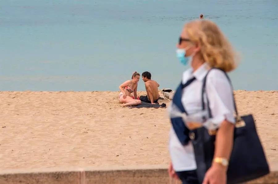 El Gobierno alem&aacute;n reconoci&oacute; este viernes que est&aacute; estudiando advertir a sus ciudadanos no viajar a las Islas Baleares despu&eacute;s del repunte de casos que se est&aacute; registrando en uno de los destinos tur&iacute;sticos favoritos de los alemanes en Espa&ntilde;a.EFE/ Atienza/Archivo