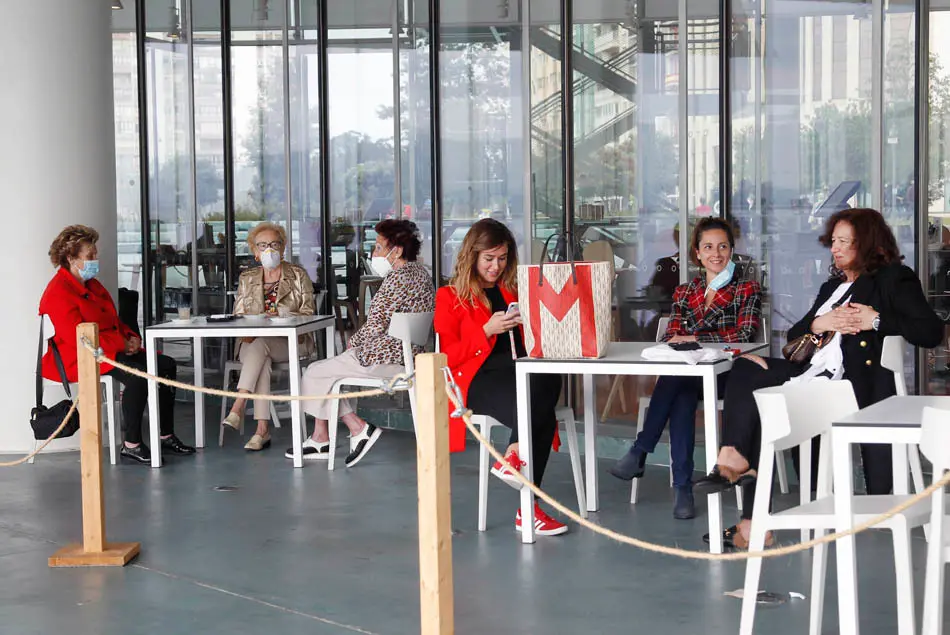 Varias personas en la terraza del Centro Bot&iacute;n en Santander. / J. R.