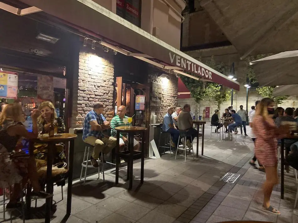 Varias personas en la terraza del pub 'El Ventilador' en Ca&ntilde;ad&iacute;o, Santander. / J.R.