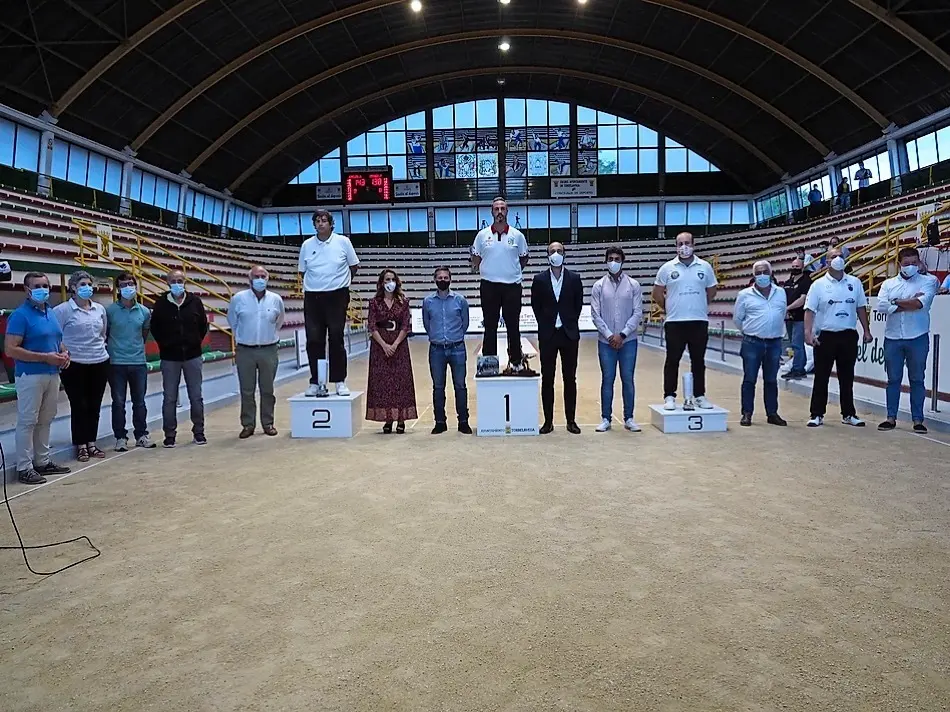 Francisco Javier Puente, Carlos Garc&iacute;a, Jonathan Garc&iacute;a y Jes&uacute;s Salm&oacute;n, en el podio, escuchando el himno de Torrelavega, junto a las autoridades y organizadores. / Juan