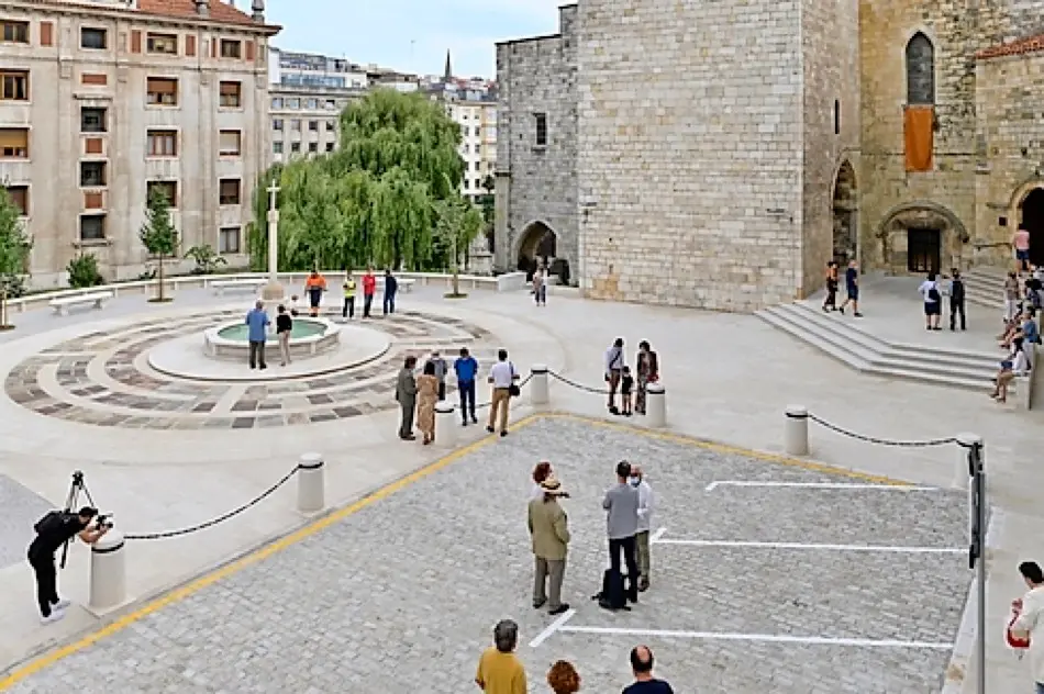 Vista de la Plaza Obispo Eguino y Trecu tras la remodelaci&oacute;n. / alerta
