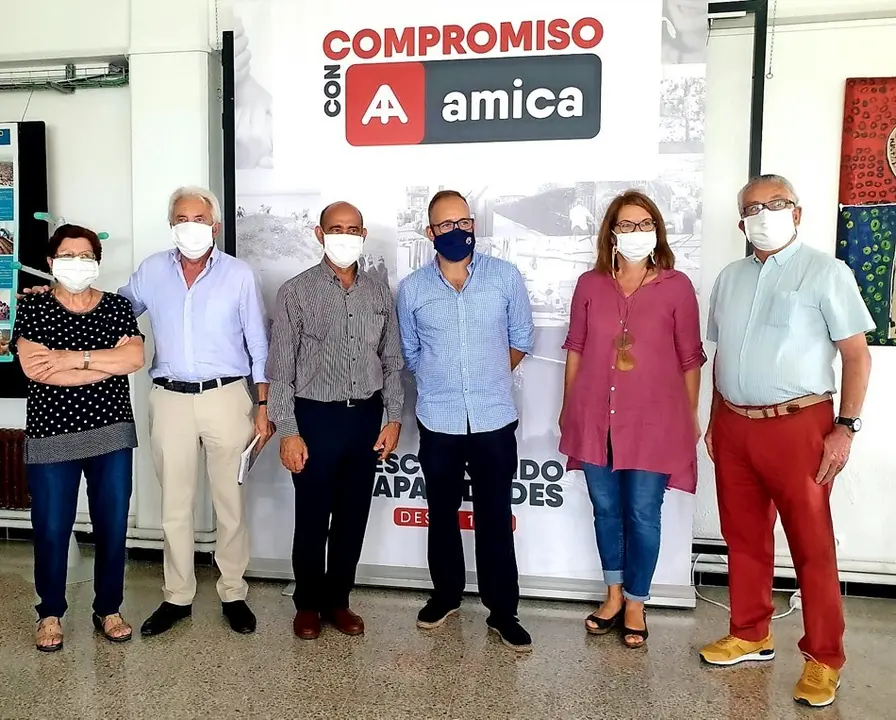 Directivos de la Gimn&aacute;stica y de Amica tras la forma del convenio. / AlertA