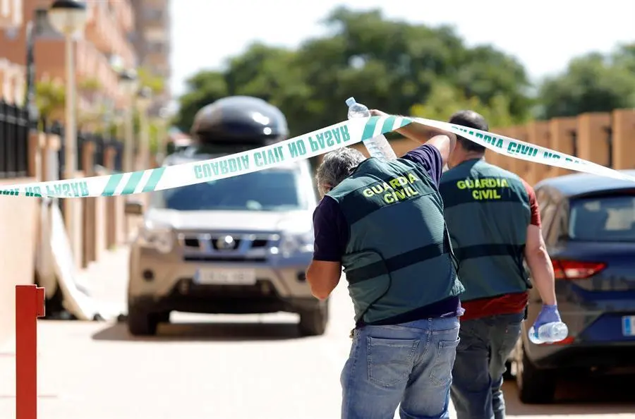 Agentes de la Guardia Civil acuden al domicilio del hombre que ha apu&ntilde;alado este domingo a sus dos hijos menores, un ni&ntilde;o al que ha matado y una ni&ntilde;a a la que ha herido gravemente, y posteriormente se ha suicidado en la localidad castellonense de Cabanes, han informado a EFE fuentes de la investigaci&oacute;n. EFE/Domenech Castell&oacute;