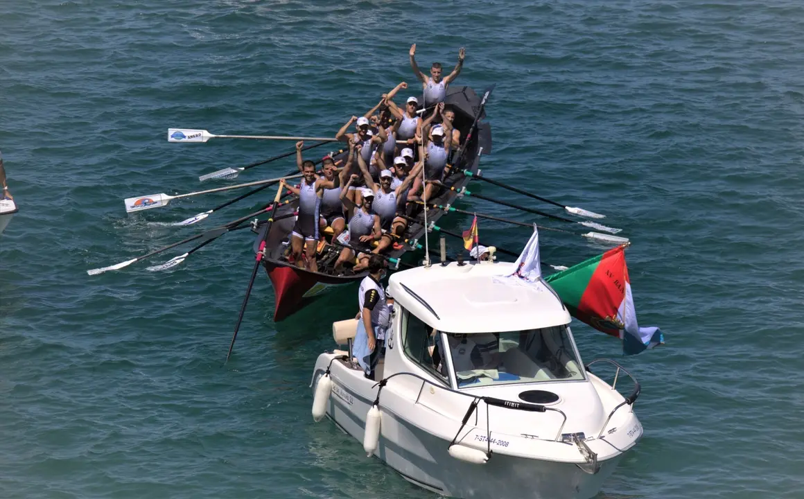 La trainera de Pedre&ntilde;a celebrando la victoria.