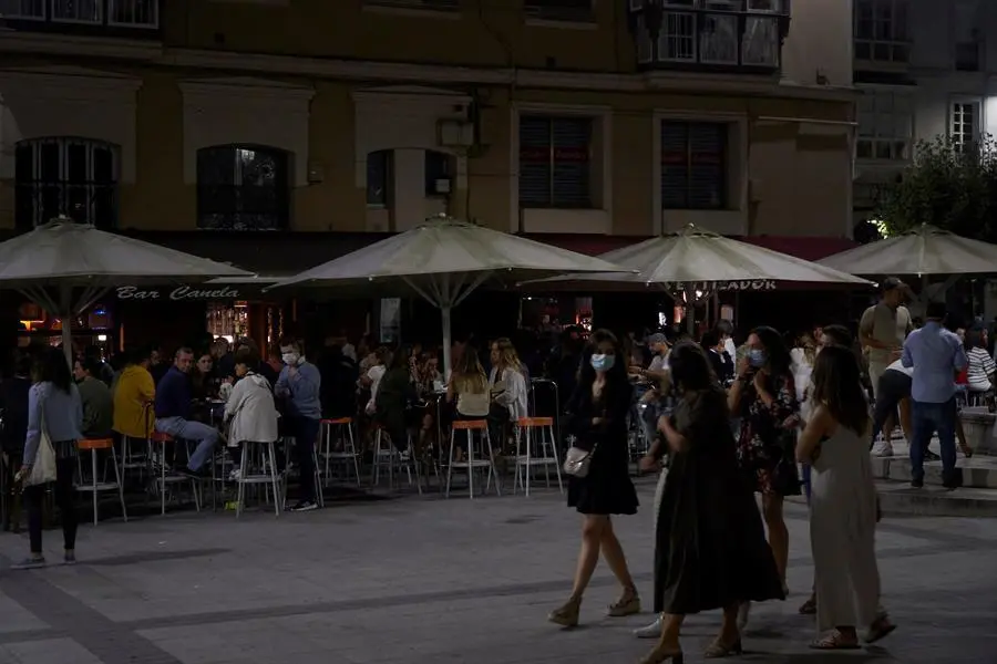 Bares de copas de la Plaza de Ca&ntilde;ad&iacute;o anoche en Santander donde apagaron durante unos minutos sus fachadas en protesta por los nuevos horarios de cierre impuestos al sector debido a los rebrotes.EFE/ROM&Aacute;N G. AGUILERA