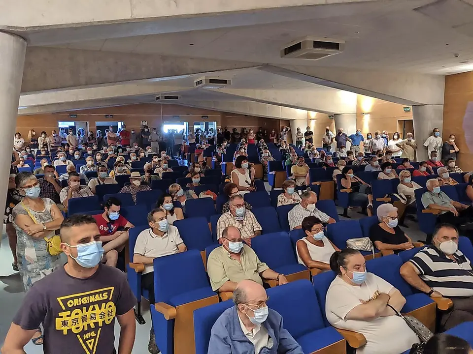 Vecinos de Meruelo afectados por los &lsquo;okupas&rsquo; durante una de las reuniones. / ALERTA