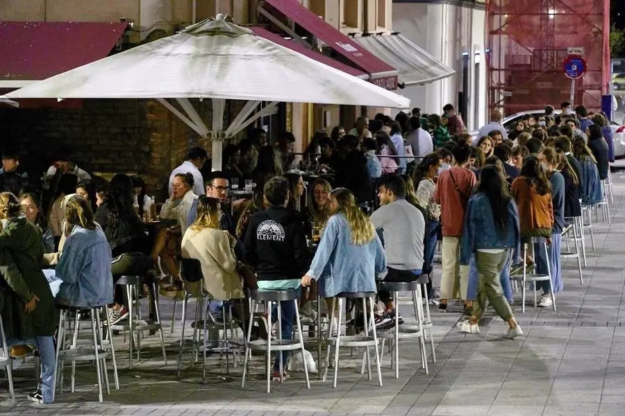 Imagen de los bares de copas de la Plaza de Ca&ntilde;ad&iacute;o en Santander donde han apagado durante unos minutos sus fachadas en protesta por los nuevos horarios de cierre impuestos al sector por los rebrotes del coronavirus. EFE/ROM&Aacute;N G. AGUILERA