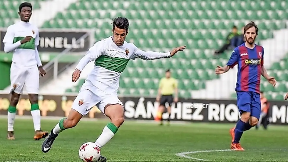El nuevo jugador del Racing jug&oacute; antes del par&oacute;n en el filial del Elche en Tercera Divisi&oacute;n. / elche cf