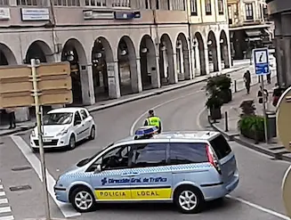 Pol&iacute;cia local de Torrelavega.