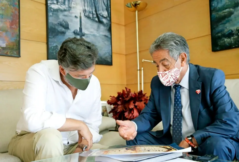 El diputado de Vox, Crist&oacute;bal Palacio, y Miguel &Aacute;ngel Revilla durante su reuni&oacute;n. / ALERTA