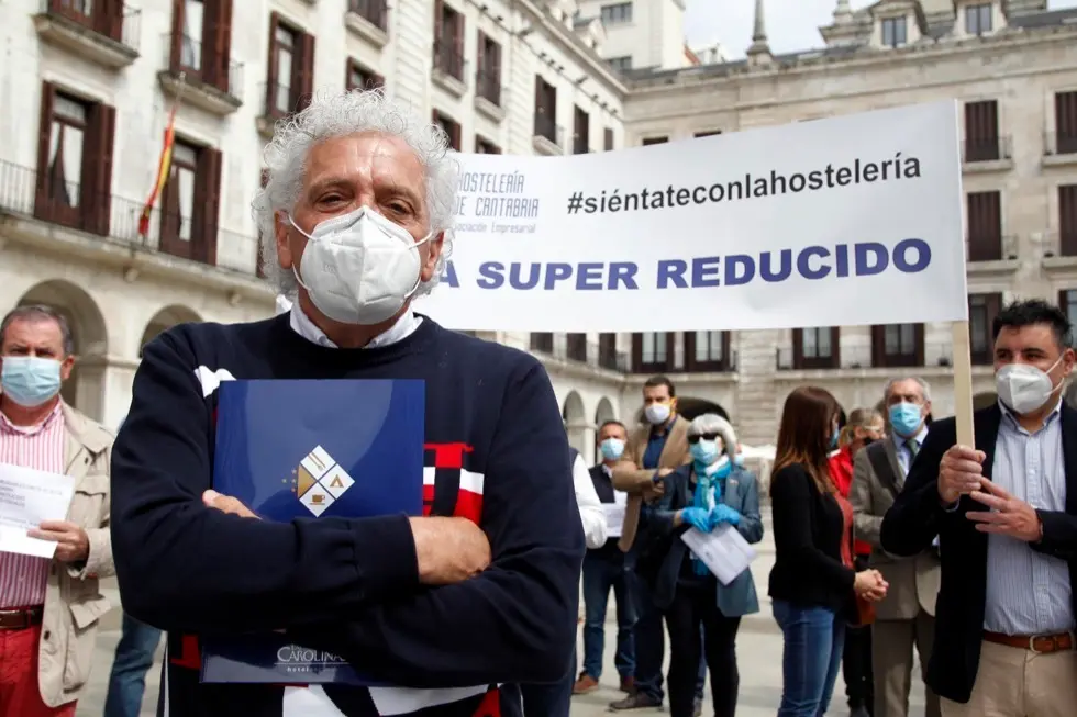 El presidente de la Asociaci&oacute;n de Hosteler&iacute;a de Cantabria, &Aacute;ngel Cuevas durante la &uacute;ltima manifestaci&oacute;n. / J.R. / ARCHIVO