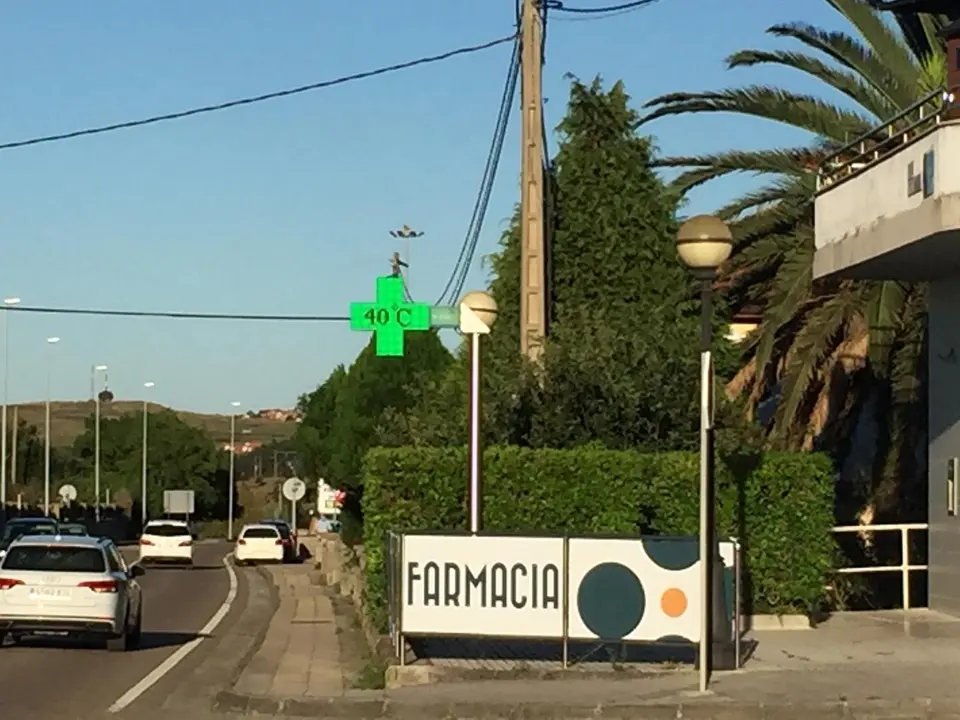 Term&oacute;metro que marca 40&ordm; a las 20 horas de ayer en Mogro, Miengo. / M.D.