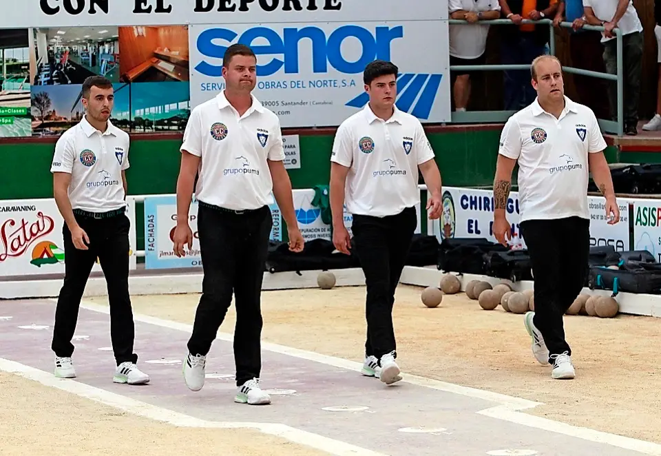 Javier del Rivero, David Cec&iacute;n, Mario Borbolla y Jonathan Gonz&aacute;lez, con rostros serios, se dirigen a la zona de birle de la bolera El Cagigal de Loredo.