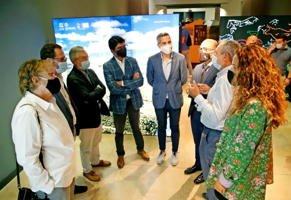 El vicepresidente del Gobierno y consejero de Cultura, Pablo Zuloaga durante la exposici&oacute;n &lsquo;La Estaci&oacute;n de Arte Paleol&iacute;tico de Vale Do C&ocirc;a&rsquo; ayer mi&eacute;rcoles. / ALERTA