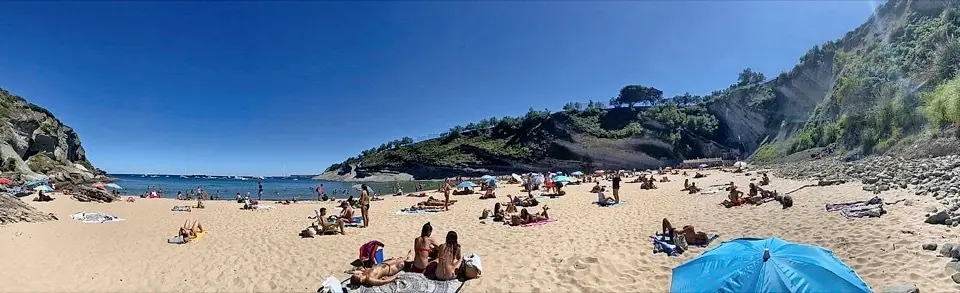 Vista de la pla- ya de Matale- &ntilde;as en Santan- der a las 15.30 horas donde en esos momentos se encontraba a casi la totalidad de su capacidad seg&uacute;n los datos ofrectidos por
el Ayuntamien- to en los paneles informativos en la entrada de la playa. / j.r.