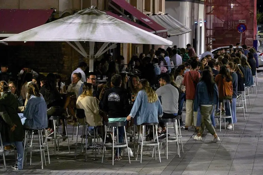 - Imagen de los bares de copas de la Plaza de Ca&ntilde;ad&iacute;o en Santander donde han apagado durante unos minutos sus fachadas en protesta por los nuevos horarios de cierre impuestos al sector por los rebrotes del coronavirus. EFE/ROM&Aacute;N G. AGUILERA