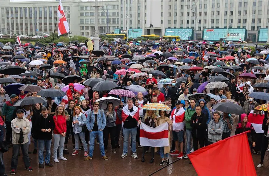 La gente asiste a una manifestaci&oacute;n en apoyo de la oposici&oacute;n bielorrusa para manifestarse contra la brutalidad policial y los resultados de las elecciones presidenciales en Minsk, Bielorrusia, el 19 de agosto de 2020.EFE / EPA / STR