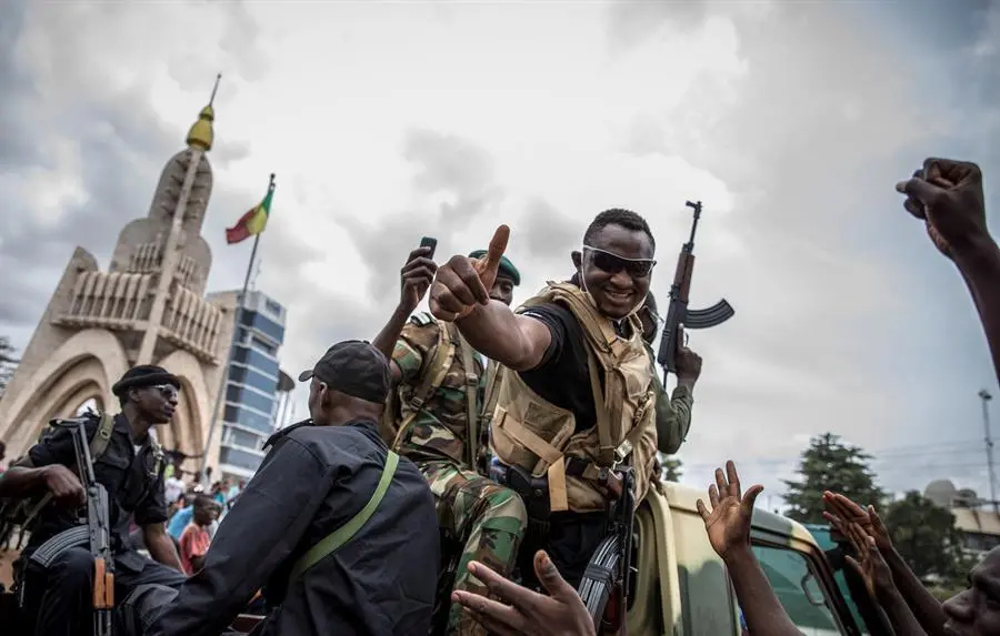 Un soldado maliense saluda a simpatizantes mientras conducen por las calles de Bamako en Mali, este mi&eacute;rcoles. Los militares malienses que ayer dieron un golpe de Estado han tomado el poder tras disolver la Asamblea Nacional, forzar la renuncia del presidente Ibrahim Boubacar Keita (IBK) y de su Gobierno y crear un "Comit&eacute; Nacional para la Salvaci&oacute;n del Pueblo", pero se enfrentan al aislamiento internacional. EFE/ H.Diakite