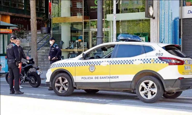 Polic&iacute;a Local en la calle Calvo Sotelo. / Jos&eacute; Ram&oacute;n